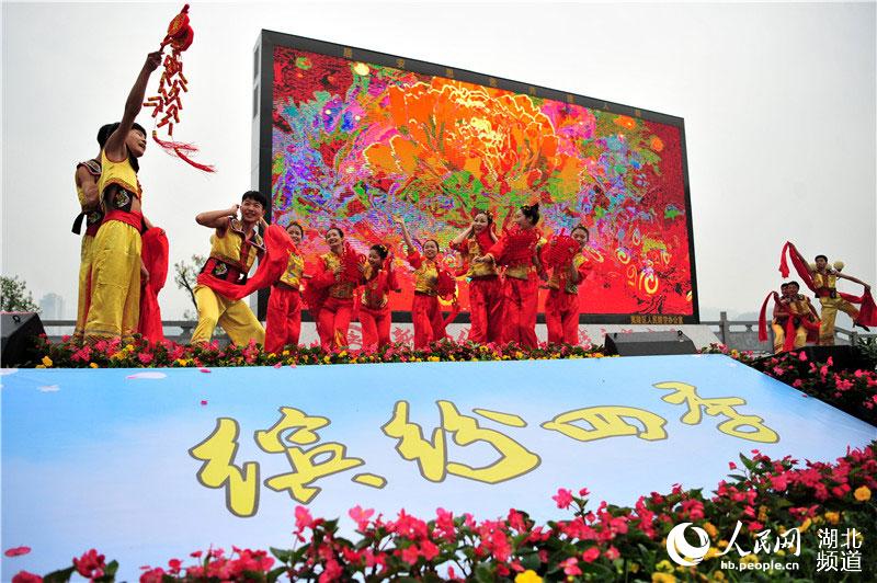 湖北省宜昌市夷陵區群眾演員在“繽紛四季 鄉約夷陵”鄉村游活動啟動儀式上表演迎客歌舞。（李重慶 攝）