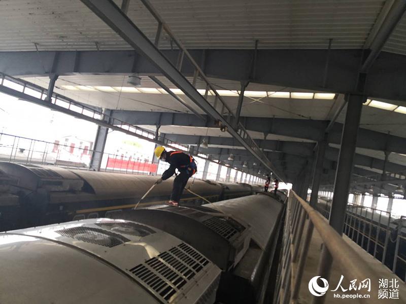 湖北襄陽：列車全方位“體檢”加速復工復產