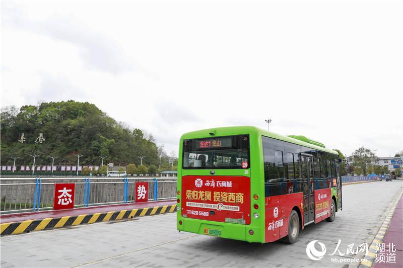 3月28日，來鳳龍山跨省公交車經團結橋駛入湖北來鳳。