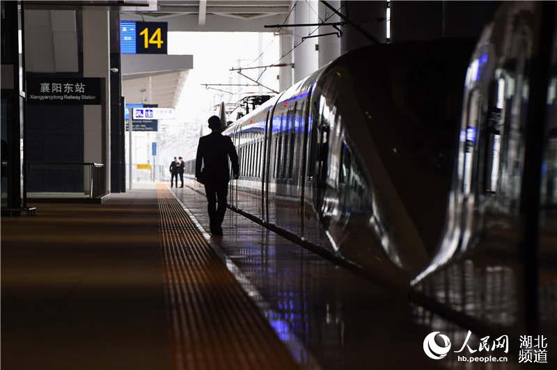 3月28日，G6860次列車乘警在襄陽東高鐵站站台上巡視車廂。（施勇 攝）