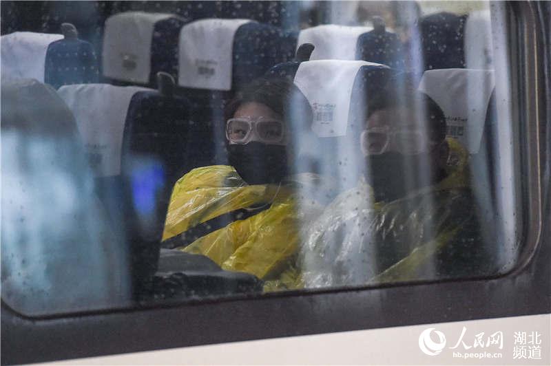 3月28日，兩名“全副武裝”的旅客在G6860次列車車廂內落坐。（施勇 攝）
