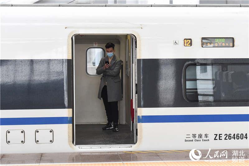 3月28日，一名旅客在G6860次列車車廂內看手機信息。（施勇 攝）