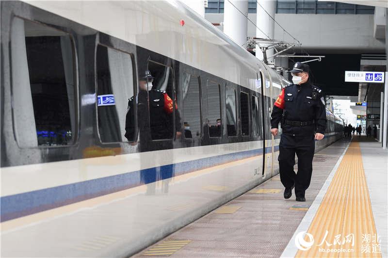 3月28日，G6860次列車乘警在襄陽東高鐵站站台上巡視車廂。（施勇 攝）