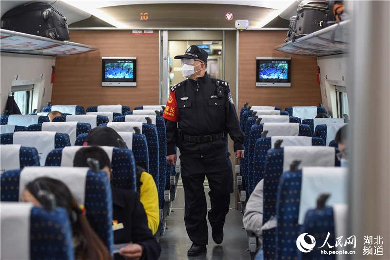 3月28日，G6860次列車乘警在車廂內巡視。（施勇 攝）