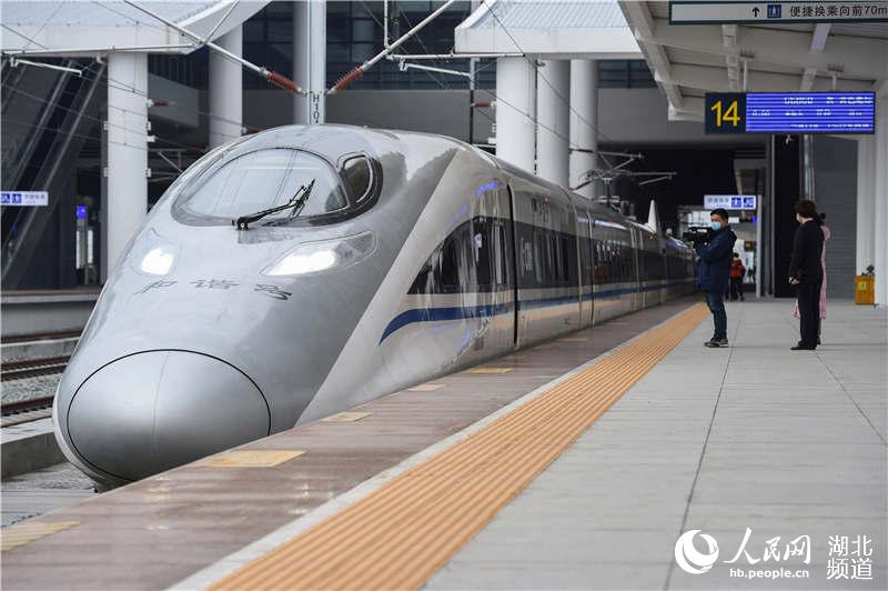 3月28日8時，G6860次列車准時從襄陽東高站發車。（施勇 攝）