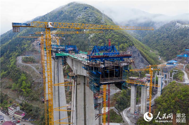 3月28日航拍的建設中的鄭萬高鐵湖北段保康縣馬橋鎮兩河口雙線特大橋。
