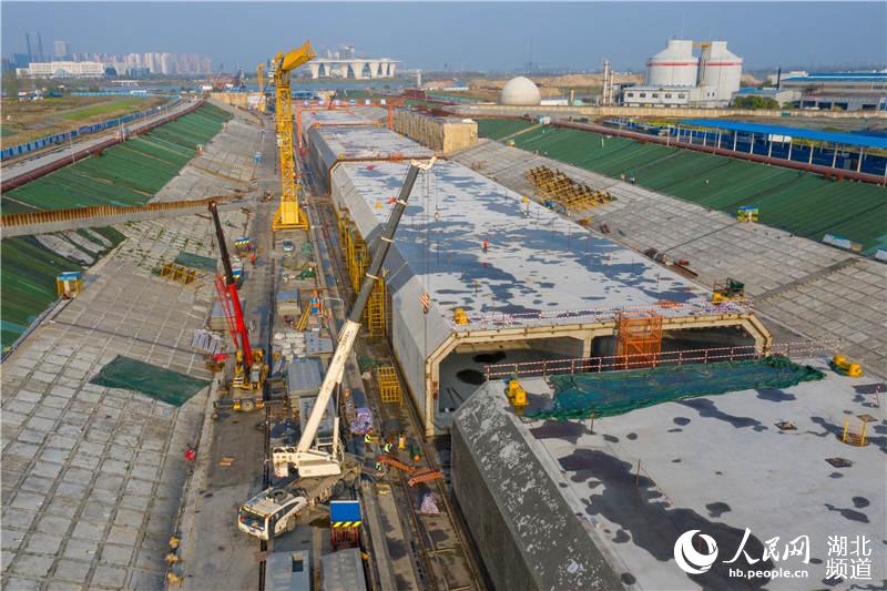 3月31日，施工人員在襄陽東西軸線魚梁洲項目干塢預制場作業。（楊東 攝）