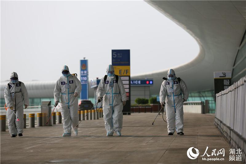 復航倒計時，武漢天河機場封閉式全面消殺。楊環攝