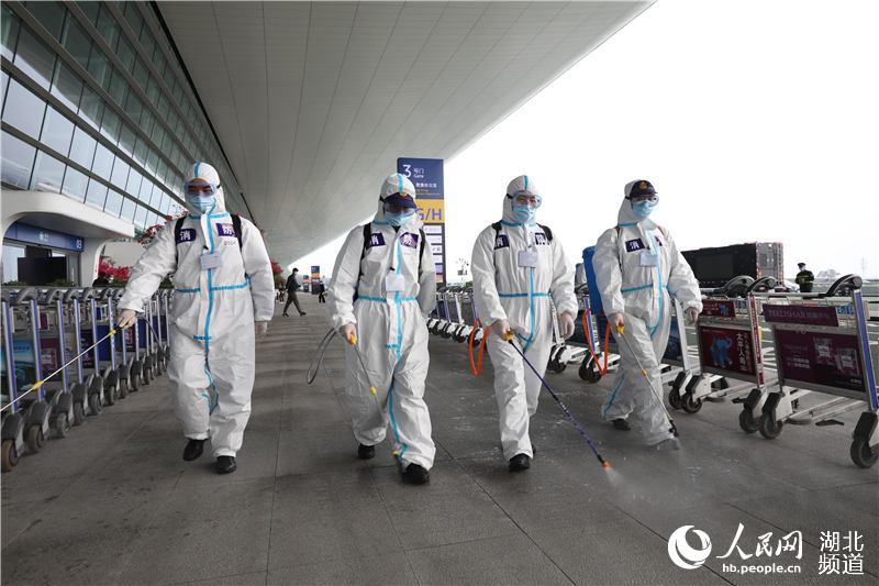 復航在即，武漢天河機場封閉式全面消殺。孫呈攝