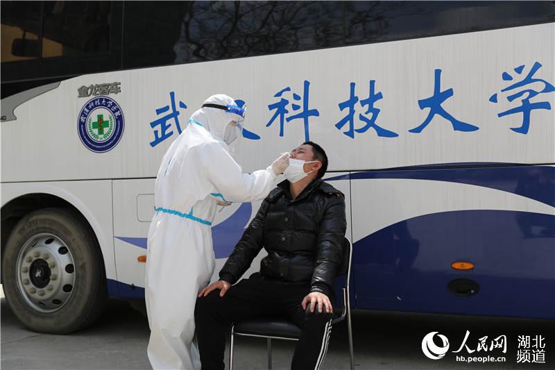 武漢科技大學醫院醫務人員進行核酸檢測採樣（攝影：張賓）
