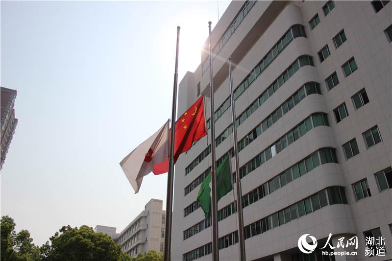 4月4日，武漢大學人民醫院下半旗。（張沛 攝）