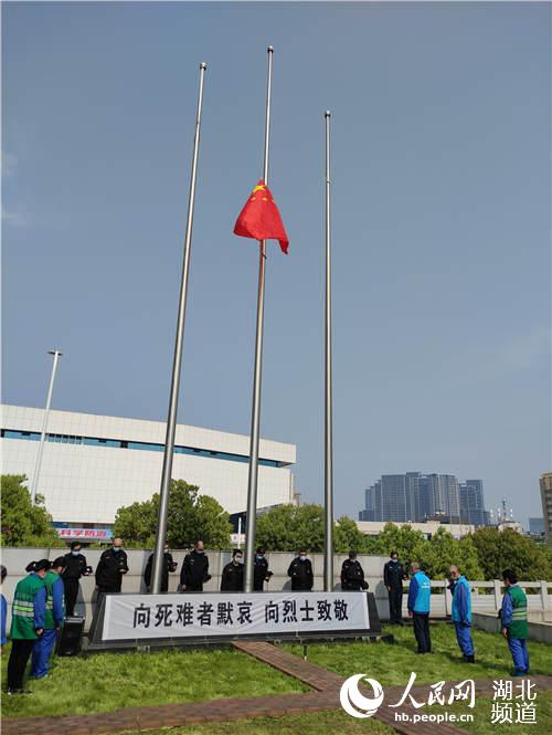 在武漢市地標建筑洪山廣場上，20多名安保人員和保潔員默默聚集，舉行一場沉默的升旗儀式。（郭婷婷 攝）
