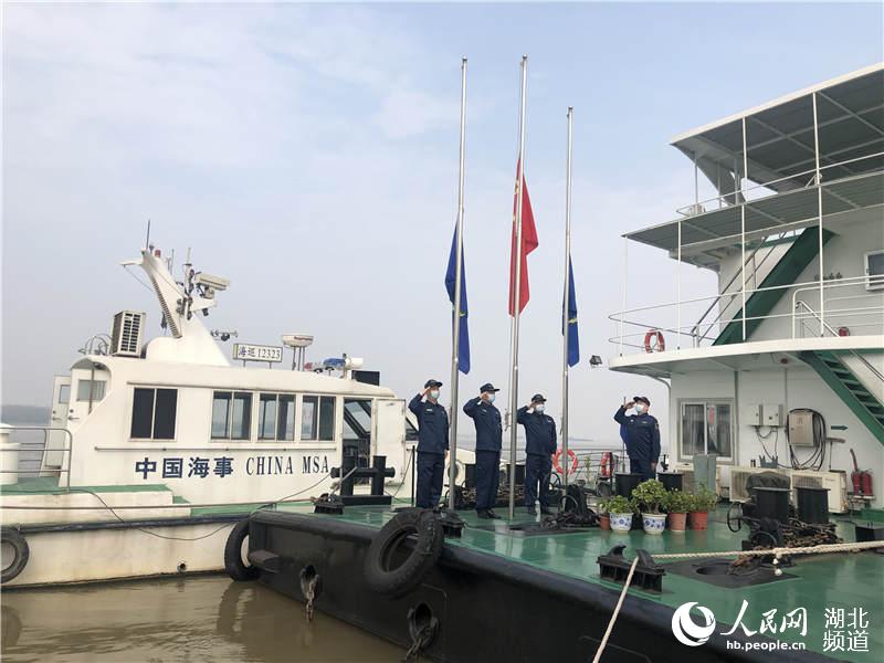 在長江武漢陽邏新港碼頭，長江上的航行船舶紛紛停下，拉響了長長的鳴笛聲。（長江海事局提供）