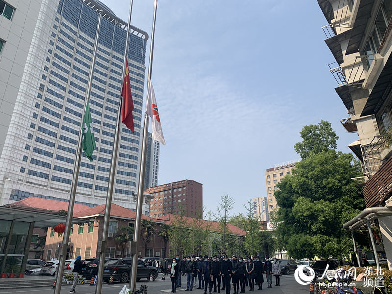 4月4日，武漢大學人民醫院工作人員舉行默哀儀式。（張沛 攝）