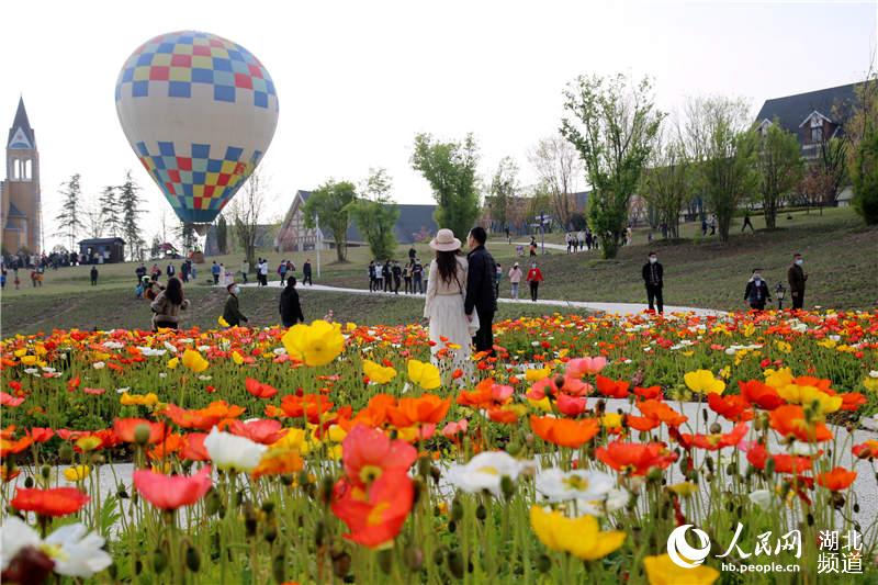 2020年4月5日，游人在湖北省十堰市鄖陽區子胥湖歡樂嘉年華游玩。