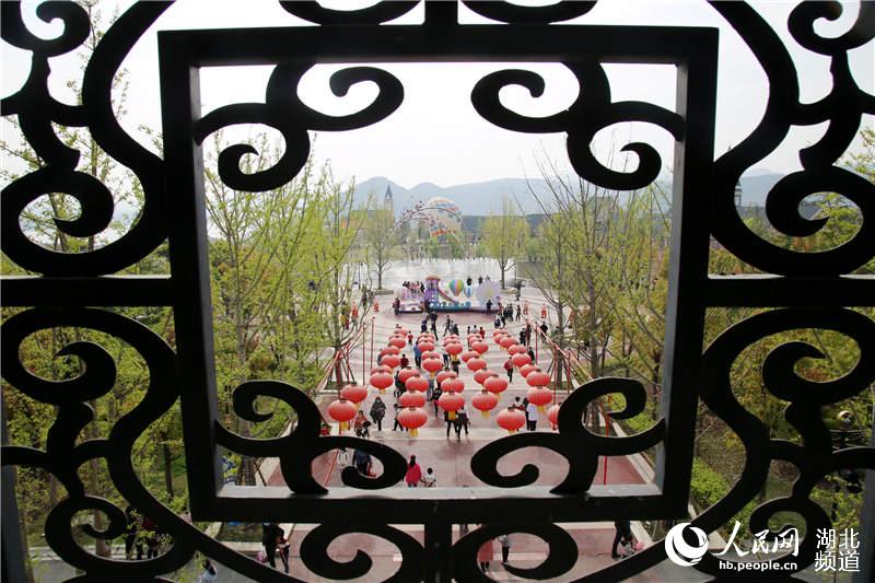 2020年4月5日，游人在湖北省十堰市鄖陽區子胥湖歡樂嘉年華游玩。