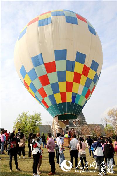 2020年4月5日，在湖北省十堰市鄖陽區子胥湖歡樂嘉年華，游人觀看熱氣球升空。
