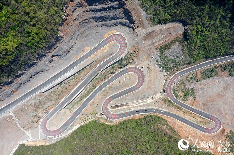 車輛行駛在湖北省宜昌市夷陵區宋（家嘴）百（裡荒）公路的盤山S型路段。