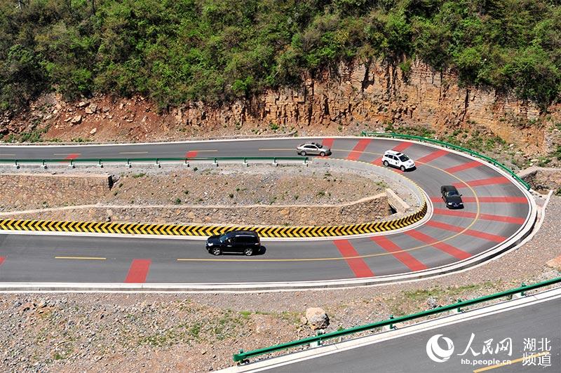 車輛行駛在湖北省宜昌市夷陵區宋（家嘴）百（裡荒）公路的盤山S型路段。