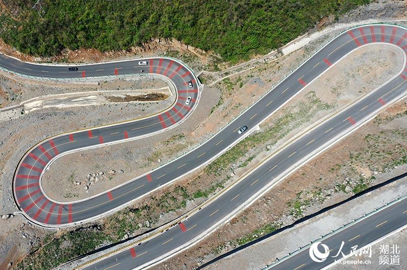 車輛行駛在湖北省宜昌市夷陵區宋（家嘴）百（裡荒）公路的盤山S型路段。