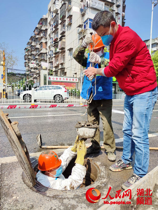 武漢復工農民工疏通下水道 撈淤泥防堵塞確保春雨暢通