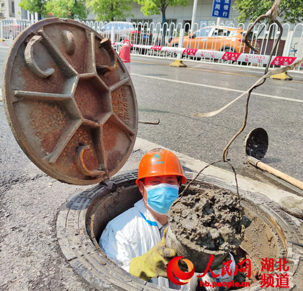 武漢復工農民工疏通下水道 撈淤泥防堵塞確保春雨暢通【3】