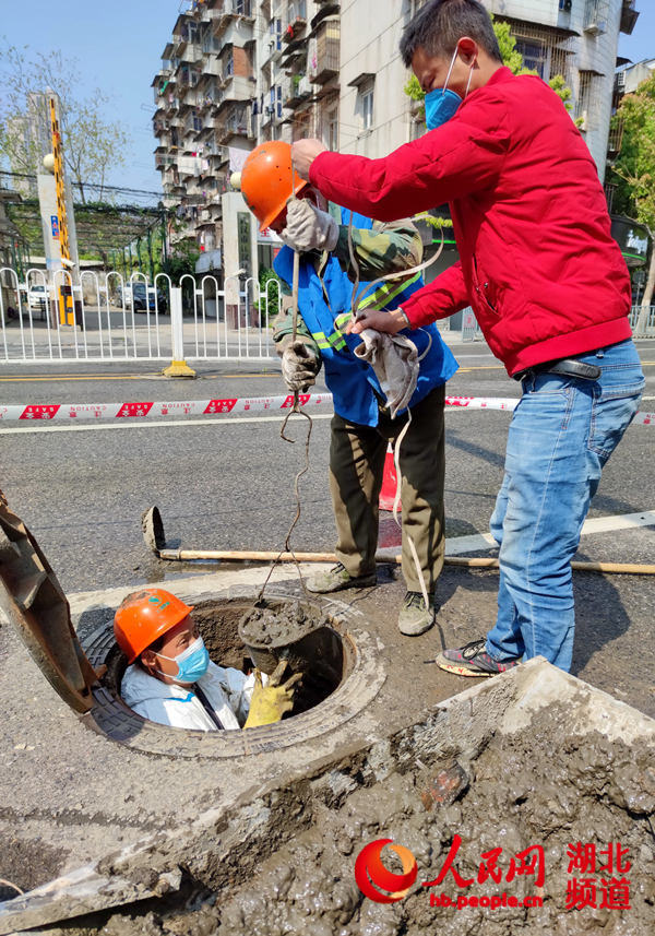 武漢復工農民工疏通下水道 撈淤泥防堵塞確保春雨暢通【4】