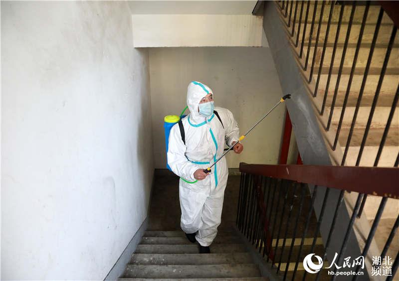 2020年4月13日，在武漢市武昌區站前陽光小區，物業人員對居民樓樓梯間進行全面消殺。