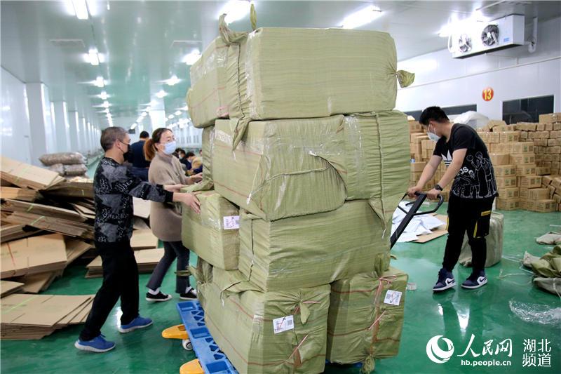 2020年4月14日，在湖北省十堰市鄖陽區電商服務中心，工人在搬運農產品包裝盒。