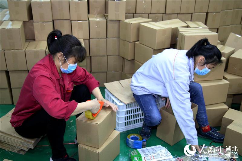 2020年4月14日，在湖北省十堰市鄖陽區電商服務中心，工人在包裝農產品。