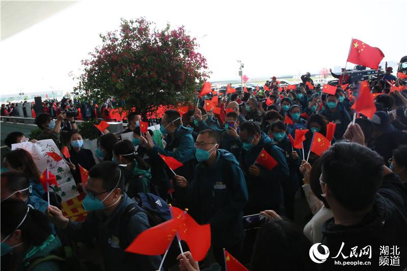 最后一批支援湖北戰“疫”國家醫療隊離漢凱旋（王郭驥 攝）