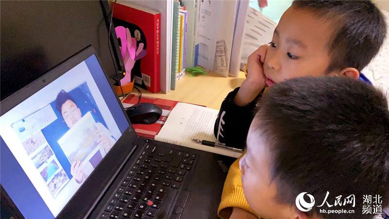 小學生在家中通過“雲科普”，線上學習水污染知識。