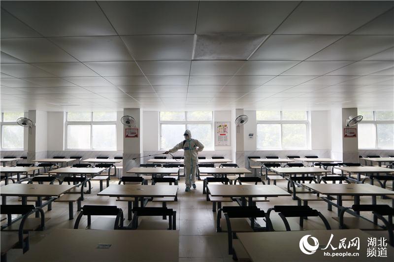 2020年4月22日上午，在湖北省武漢市漢陽區第二十三中學，1名消防員正在對食堂進行消殺