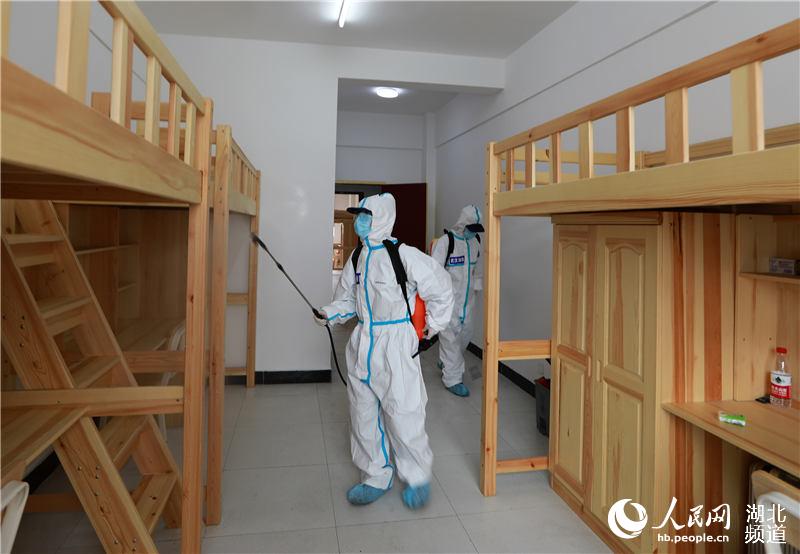 2020年4月22日上午，在湖北省武漢市漢陽區第二十三中學，2名消防員正在對高三年級寢室進行消殺