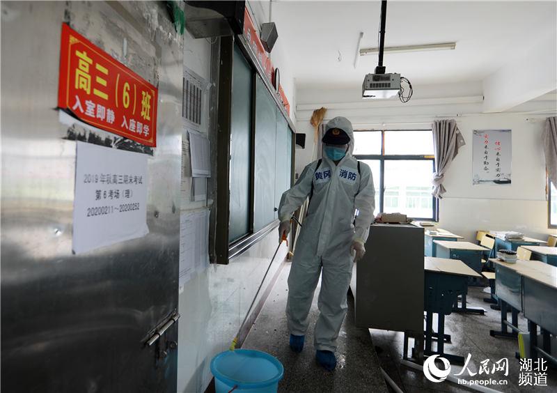 2020年4月22日下午，在湖北省黃岡市黃州區第一中學，1名消防員正在對高三年級教室進行消殺