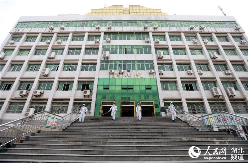 2020年4月22日下午，在湖北省黃岡市黃州區第一中學，4名消防員正在對教師辦公樓前的樓梯進行消殺