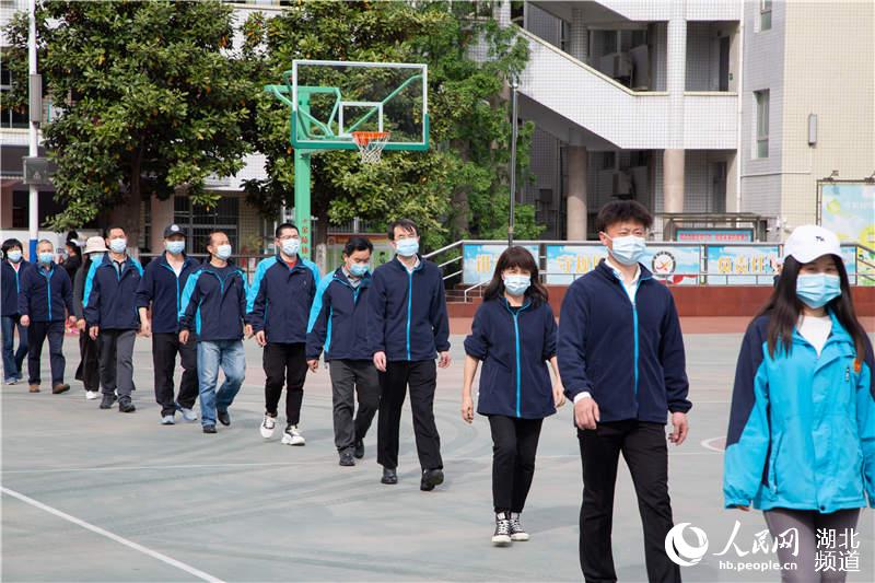 4月25日，在湖北省襄陽市第一中學，參加模擬演練的高三年級老師演練學生從教室前往食堂就餐。