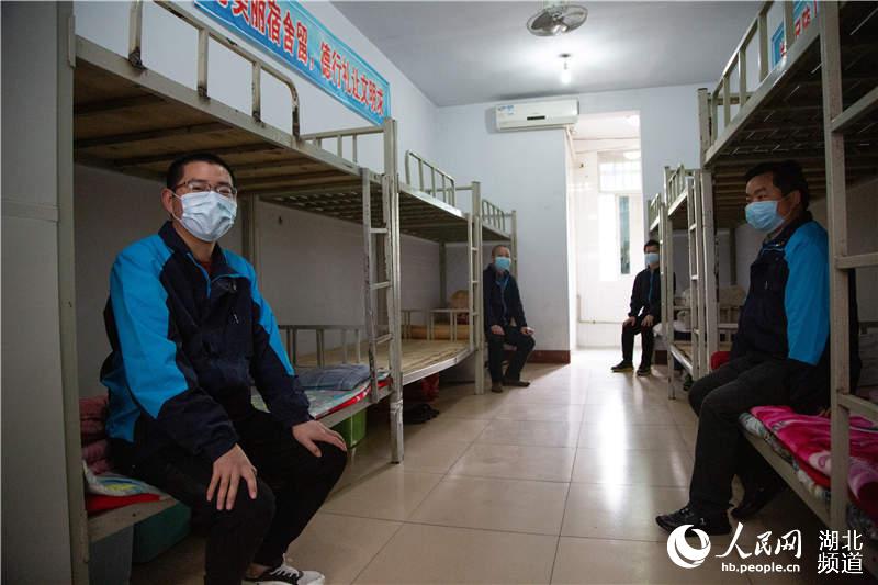 4月25日，在湖北省襄陽市第一中學，參加演練的高三年級老師模擬按照四人一間分配學生寢室。