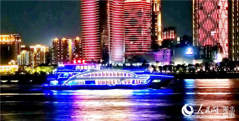 2020年4月25日晚，“東湖號”兩江游覽游船，夜航在美景之中。