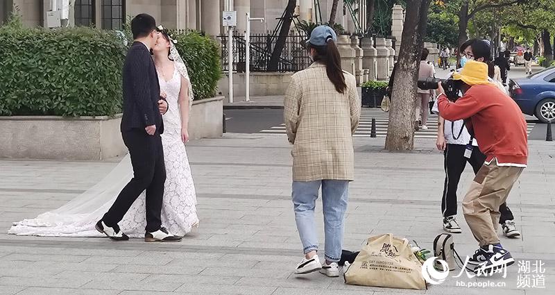 2020年4月25日，一對情侶在武漢南京路口，拍攝婚紗照，他倆親吻得真甜美。