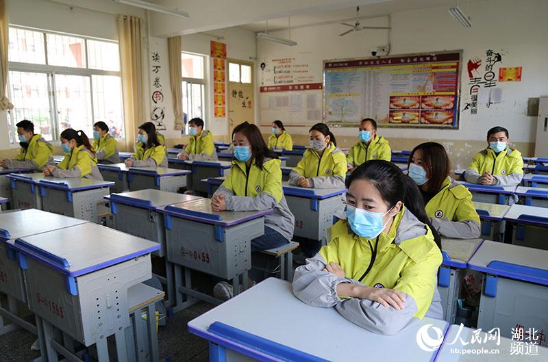 2020年4月27日，湖北省襄陽市保康縣第一中學高三年級教室，參加模擬演練的教師模擬高三年級學生單人單桌在教室上課。