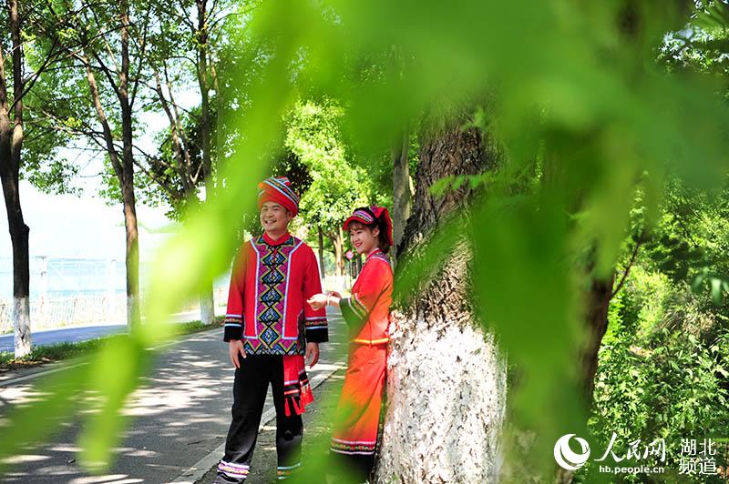 2020年4月27日，一對戀人在湖北省宜昌市夷陵區龍泉鎮“美麗宜道”宋（家嘴）百（裡荒）路的打卡點留影。
