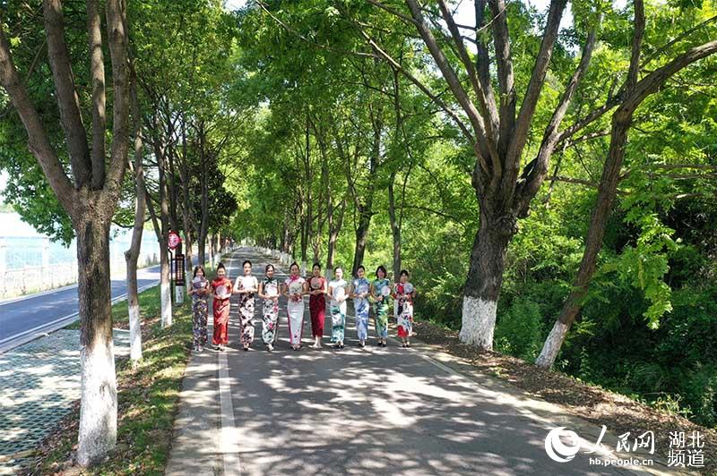 2020年4月27日，一些市民在湖北省宜昌市夷陵區龍泉鎮“美麗宜道”宋（家嘴）百（裡荒）路沿線展示旗袍之美。