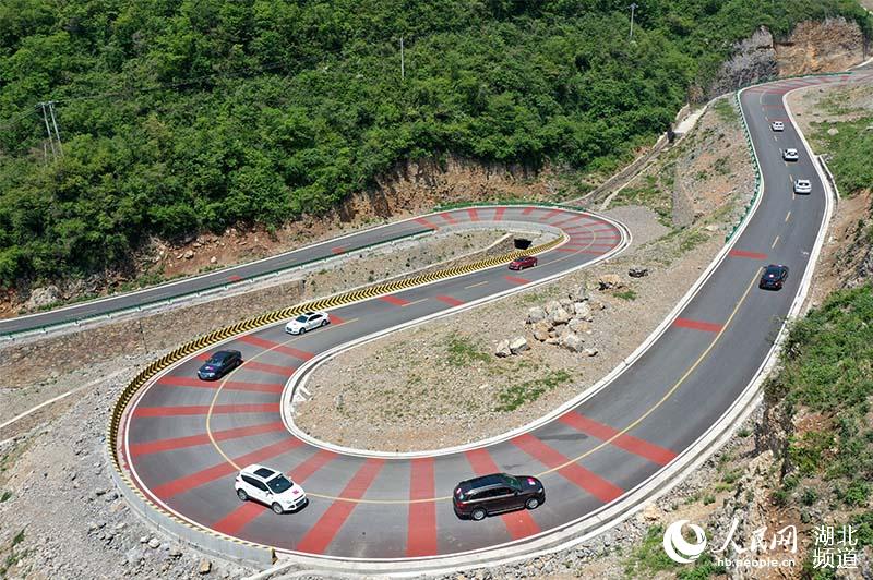 2020年4月27日，一些車輛行駛在湖北省宜昌市夷陵區龍泉鎮“美麗宜道”宋（家嘴）百（裡荒）路的“S型”路段。