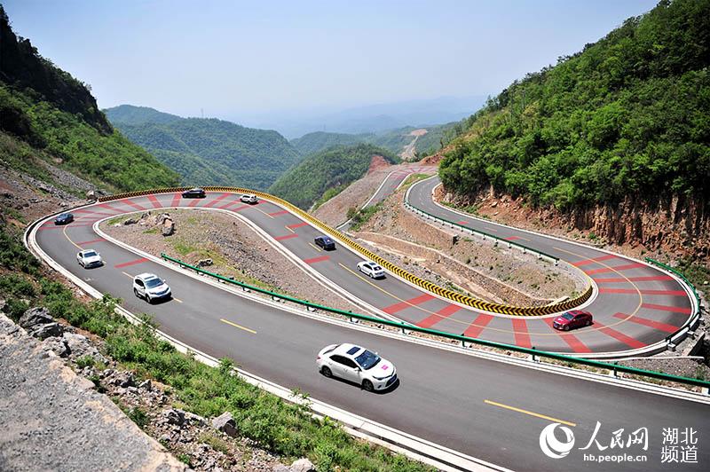 2020年4月27日，一些車輛行駛在湖北省宜昌市夷陵區龍泉鎮“美麗宜道”宋（家嘴）百（裡荒）路的“S型”路段。