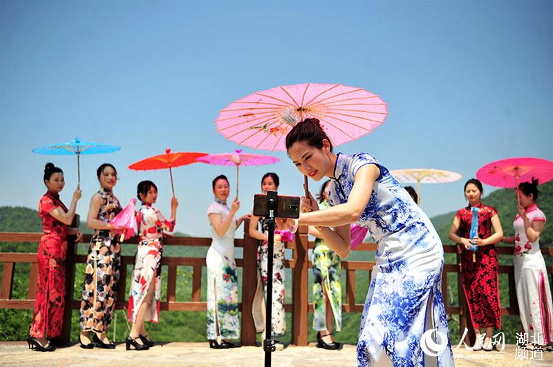 2020年4月27日，一些市民在湖北省宜昌市夷陵區龍泉鎮“美麗宜道”宋（家嘴）百（裡荒）路沿線展示旗袍之美。