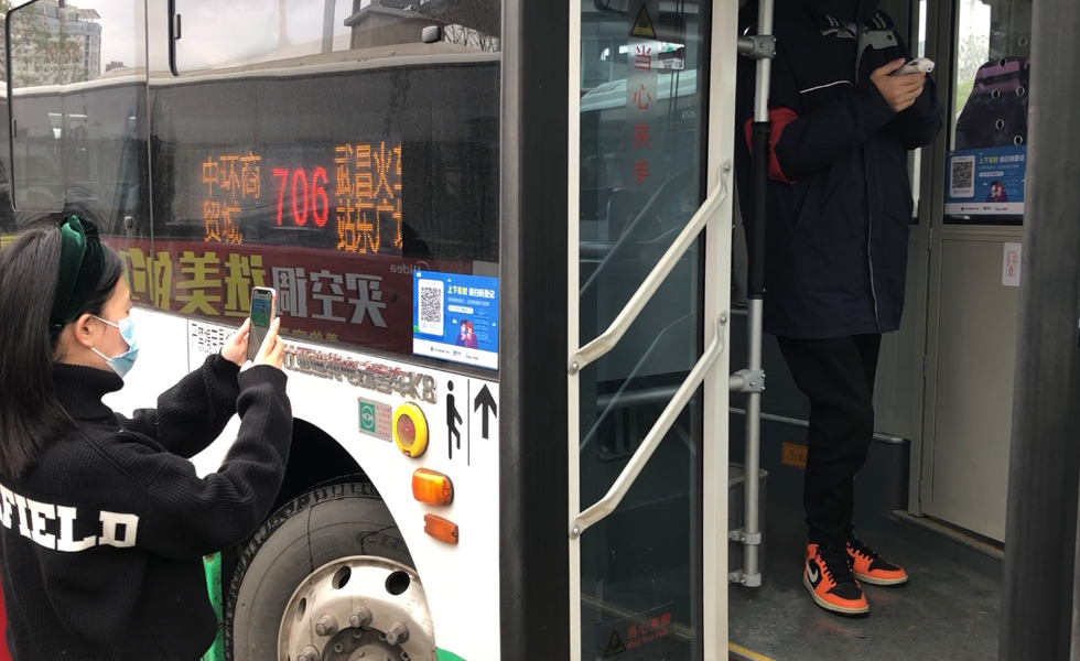 武漢公交恢復，市民掃碼乘坐公交。
