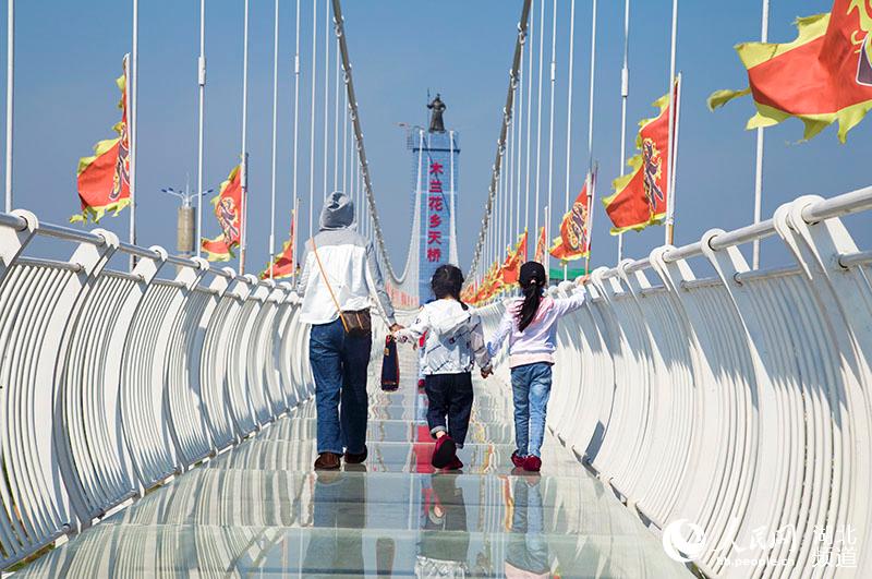 武漢黃陂木蘭花鄉景區游客正體驗玻璃天橋。（李正洲 攝）