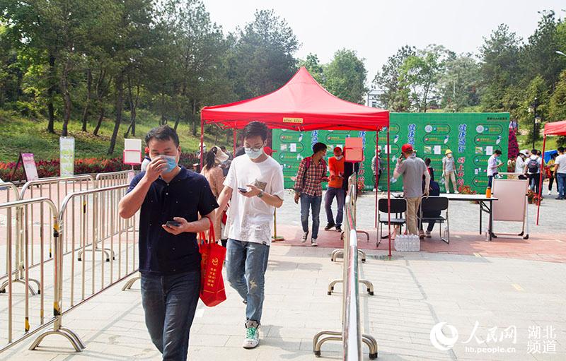 武漢黃陂木蘭花鄉景區游客正在接受測溫和健康碼檢查。（李正洲 攝）