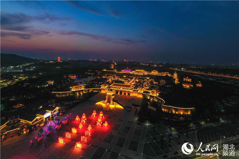 2020年5月1日，湖北省襄陽市，璀璨的仿唐建筑群燈光秀吸引了來自各地游客。